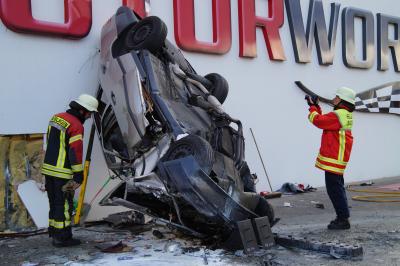 Mercedesfahrer faehrt gegen Hauswand der Motorworld in Boeblingen